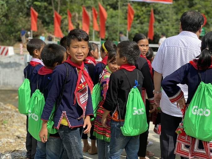 Niềm vui của các em nhỏ xã Nậm Ty, Hoàng Su Phì, Hà Giang ngày khánh thành cầu mới. Ảnh: Grab Việt Nam.