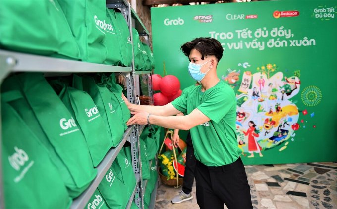 Chương trình Cùng Grab chung tay, trao Tết đủ đầy tại TP HCM bắt đầu diễn ra từ sáng 28/1 dành cho đối tác tài xế, đối tác nhà hàng lâu năm và hoạt động tích cực. Chương trình là một trong những nỗ lực nhằm thực hiện sứ mệnh Grab Vì Cộng Đồng của Grab, hướng đến đóng góp tích cực cho cộng đồng và góp phần cải thiện cuộc sống của người dân Việt Nam.