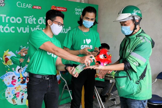 Ngay từ cửa vào, nhân viên sẽ hỗ trợ các bác tài rửa tay, tất cả đeo khẩu trang... tuân thủ nghiêm ngặt các biện pháp phòng dịch.