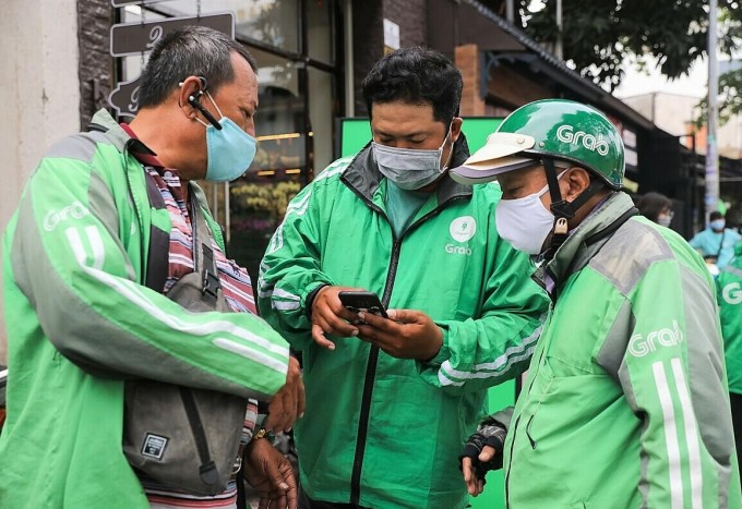 Tài xế Trần Văn Hải (46 tuổi, đứng giữa) cho biết trước khi sự kiện diễn ra vài ngày đã được Grab nhắn tin thông báo trao quà, chi tiết về thời gian và các địa điểm để thuận tiện cho đối tác đến nhận quà.