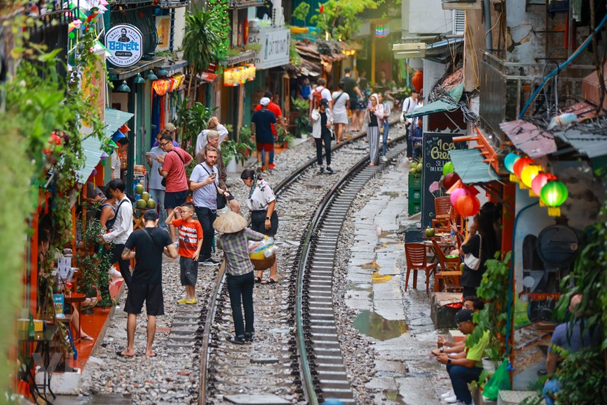 Đường sắt Hà Nội đề nghị giải tỏa phố cà phê đường tàu