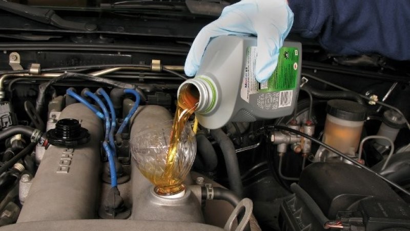 Vệ sinh cacte, thay lọc dầu và dầu mới khi xe bị cạn dầu máy
