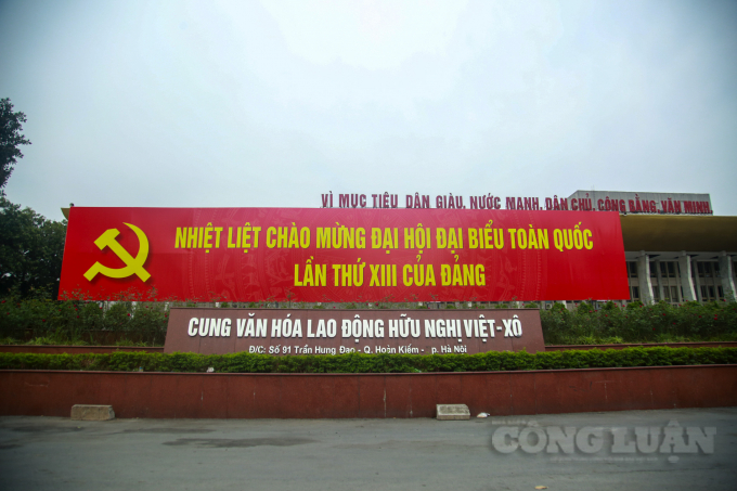 Tấm áp phích chào mừng Đại hội đại biểu toàn quốc lần thứ XIII của Đảng được treo trước cửa Cung Văn hóa lao động hữu nghị Việt – Xô