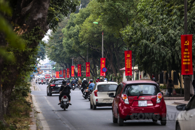 Chỉ còn gần một tuần nữa, Đại hội đại biểu toàn quốc lần thứ XIII của Đảng sẽ chính thức diễn ra. Trên khắp các ngả đường của thành phố Hà Nội tràn ngập không khí phấn khởi, rực rỡ sắc màu đỏ thắm của cờ và hoa.
