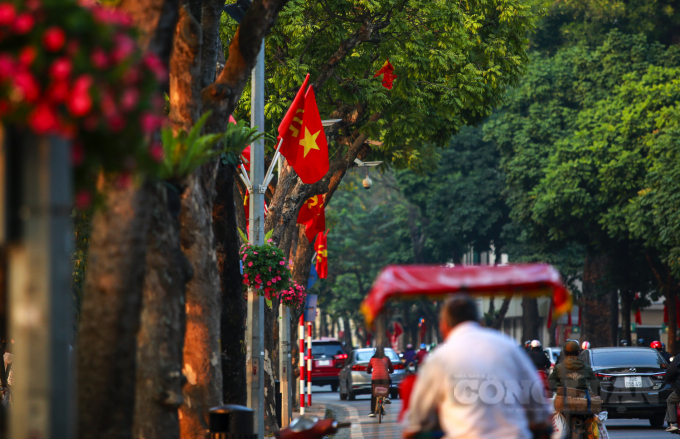 Các giỏ hoa và cờ được treo dọc trên tất cả các con phố của Hà Nội.