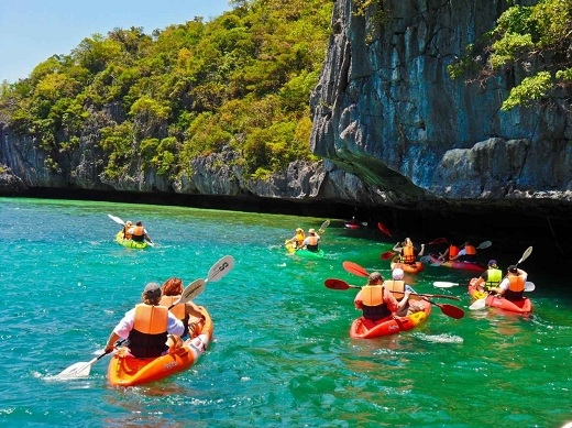 Chèo thuyền kayak ở Ang Thong. 
