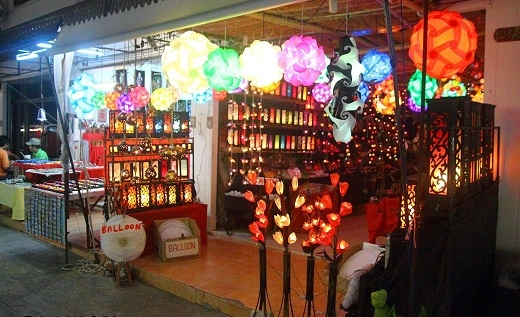 Lamai Night Plaza ngập tràn đèn màu như Hội An ở Việt Nam. 