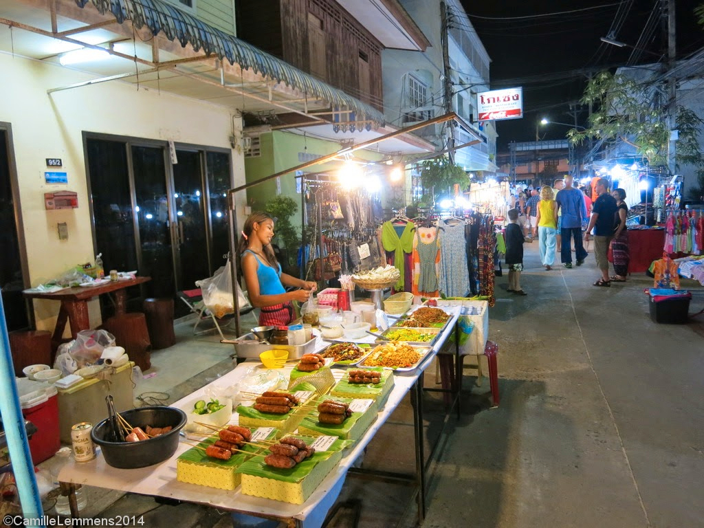 Maenam với nhiều loại món ăn đường phố độc lạ của Thái Lan và phụ kiện giá rẻ. 