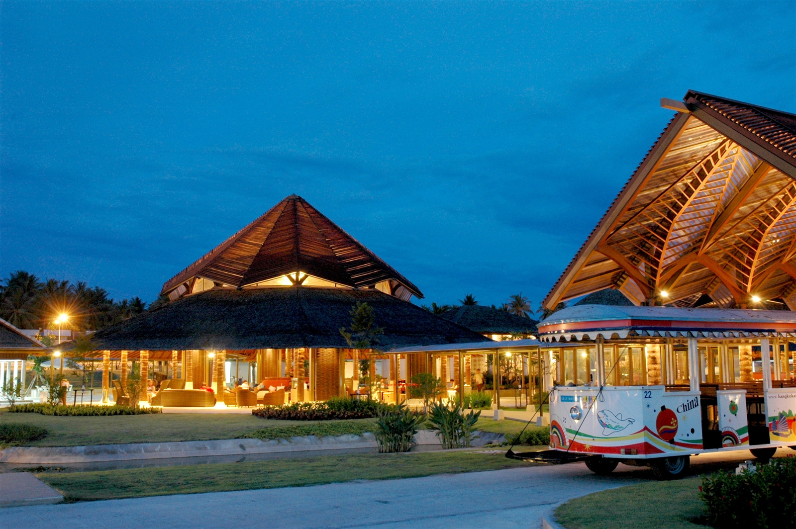 Sân bay Koh Samui lung linh về đêm như một khu resort.