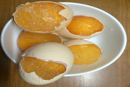 Những hình ảnh về buổi thí nghiệm quả trứng nghi làm bằng cao su được cắt từ video.