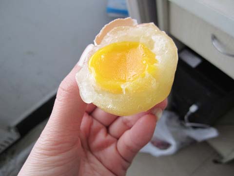 Trước đó có thông tin phát hiện trứng gà giả ở Trung Quốc khiến dư luận lo ngại sản phẩm này được nhập về Việt Nam.