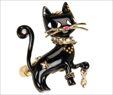 Chiếc nhẫn hình mèo đen tuyệt đẹp hiệu Betsey Johnson có giá tương tự là 45$  (tầm khoảng 900 ngàn VND)