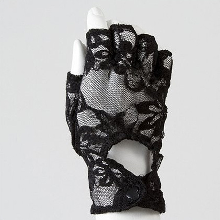 Găng tay ren đen ma mị của Claires được bán với giá 7,5$ 
(tầm khoảng 150 ngàn VND)