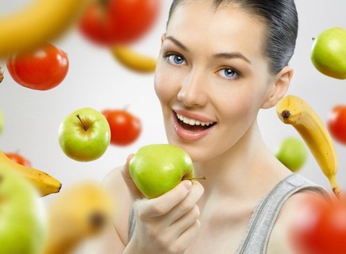 Cung  cấp vitamin cần thiết
Ăn trái cây, rau xanh càng nhiều càng tốt vì đây là một trong những cách tốt nhất để chăm sóc đôi môi. Ngoài ra, hãy uống nhiều trà, nước trái cây ép, nước lọc... Bằng cách này, bạn sẽ tránh được tình trạng mất nước và nhờ đó, hạn chế khô da, nứt nẻ môi.