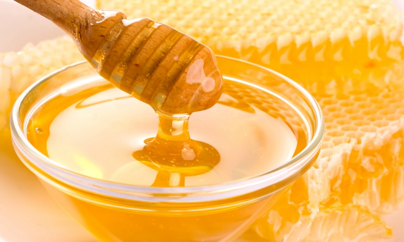 Mật ong

Nếu môi của bạn liên tục bị khô nẻ ở hai bên thì đó là do các loại vi khuẩn gây ra. Mật ong là một chất kháng khuẩn tự nhiên và có thể được sử dụng để chữa khô môi. Tuy nhiên, bạn không thể thoa mật ong một cách tuỳ tiện. 

Thoa mật ong lên môi và để môi khô sau 30 giây rồi cuối cùng thoa trực tiếp lớp mỡ lên. Sau 15 phút, dùng khăn ấm lau sạch mật ong và mỡ trên môi và bên góc miệng. Bạn sẽ thấy sự thay đổi đáng kể nếu bạn thực hiện 2 lần/ ngày và liên tục trong 1 tuần. Hoặc bạn cũng có thể thoa một lớp mật ong trước khi đi ngủ cũng sẽ có tác dụng hữu hiệu làm đôi môi khô trở nên mềm mại.