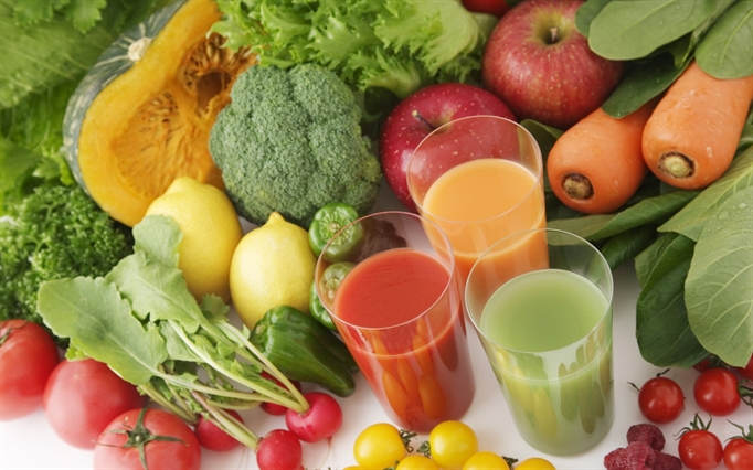 Rau xanh và trái cây là nguồn cung cấp Vitamin và chất xơ đáng kể cho cơ thể. Trong đó đu đủ, dứa, chanh, bưởi được xem là những loại trái cây cung cấp men kháng viêm và Vitamin C, rất tốt cho người bị đau khớp. Một số loại cải như bắp cải, cải thìa, cải xanh, cải xoăn, rau bina, cải mầm… cũng rất tốt cho người bệnh xương khớp, hỗ trợ điều trị thoái hóa khớp. Trong các loại cải có chứa nhiều Vitamn K giúp tăng mật độ xương và ngăn ngừa sự rạn xương hông.
