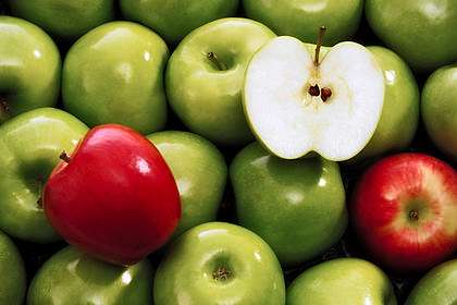 Táo chứa nhiều chất chống oxy hóa giúp sản sinh collagen. Vỏ táo cũng chứa chất chống oxy hóa vì vậy khi ăn táo bạn đừng gọt mà hãy để cả vỏ.