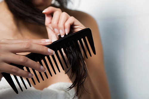 Không nên chải tóc quá mạnh 
Tóc bị khô nên có thể bị rối ở một vài thời điểm nào đấy. Vì thế, khi chải tóc trong mùa đông bạn đừng nên chải quá mạnh tay, tóc sẽ dễ bị gãy rụng và da đầu bị tổn thương.
Tốt nhất chỉ nên chải tóc nhẹ nhàng với lược có răng thưa bằng chất liệu ngà hoặc sừng. Không nên sử dụng lược răng mau với chất liệu nhựa.