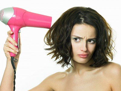 Nên để tóc khô tự nhiên:
Sau khi gội hoặc sử dụng máy sấy mát làm khô tóc, không nên sử dụng máy sấy nóng bởi máy sấy nóng sẽ làm tóc xấu đi.
Nếu cần thiết bạn có thể sử dụng máy sấy nóng nhiệt độ thấp, tuy nhiên phải giữ khoảng cách tối thiểu 15cm đối với tóc khi sấy.