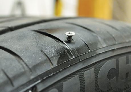 đòi hỏi thợ sửa phải có trình độ chuyên môn cao vì quá trình vá lốp không hề dễ dàng.
