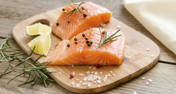 Chất béo omega-3, 6 cần thiết để giữ ẩm cho da, tạo rào cản để giữ nước giúp da mềm, ẩm. Đừng lo lắng vì những chất béo lành mạnh này sẽ không làm bạn tăng cân.