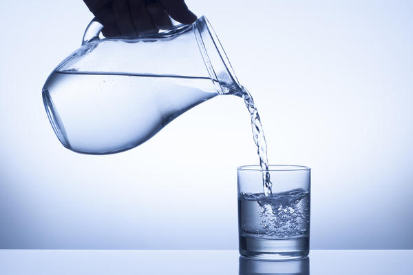 Theo các chuyên gia, mẹ bầu nên uống đủ 8 ly nước mỗi ngày để giúp cơ thể luôn đủ nước để tránh trình trạng sinh non.