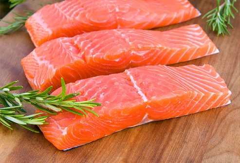 Những thực phẩm giàu vitamin D như gan bò, pho mát, lòng đỏ trứng, các loại cá béo như cá ngừ, cá thu, cá hồi