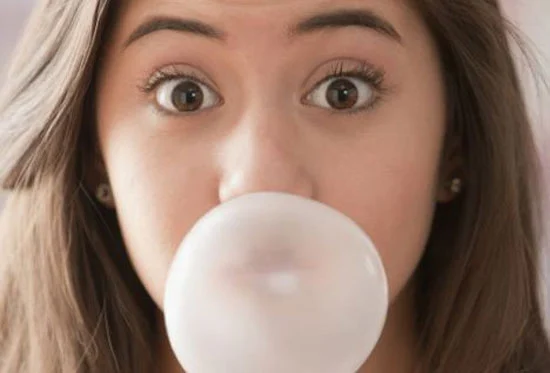 Nhai quá nhiều kẹo cao su có thể khiến bạn gặp nhiều vấn đề rắc rối.