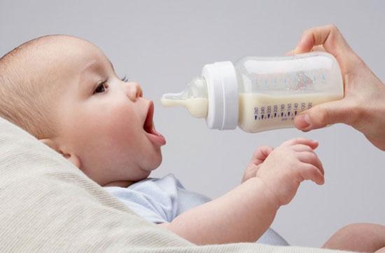 hầu hết sữa công thức cho trẻ sơ sinh đều làm từ sữa bò (một số ít làm từ sữa dê và đậu nành), nhưng để có được thành phẩm sữa đến tay các mẹ thì cần có rất nhiều khâu.