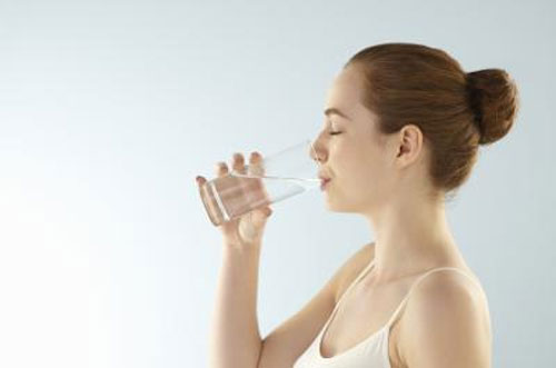 Theo lời khuyên của các chuyên gia, khi bị cúm bạn nên uống nhiều nước (nước lọc, nước hoa quả, cháo, súp...), đặc biệt là nước ấm.