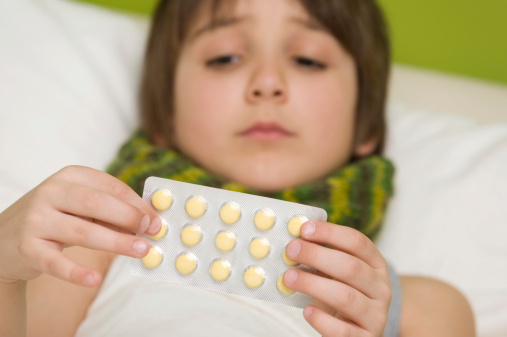 Trong bất kỳ trường hợp nào, cha mẹ cần biết rõ tên loại thuốc kháng sinh cho con uống, liều lượng và thời gian ngừng uống thuốc cụ thể.