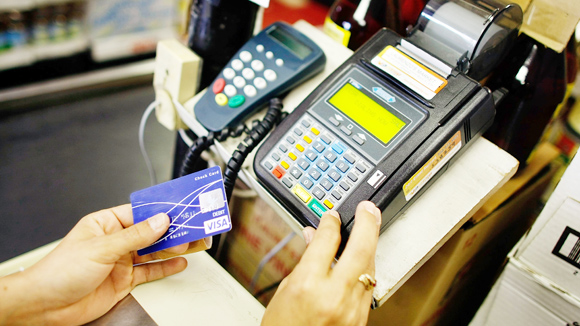Thẻ tín dụng sẽ giúp bạn có thể thanh toán một các dễ dàng