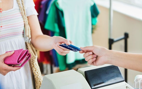 Thanh toán bằng thẻ vào mỗi tháng sẽ giúp bạn cải thiện điểm tín dụng của mình.