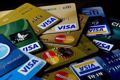 Rủi ro thẻ tín dụng là một loại rủi ro khách hàng gặp phải khi không có khả năng thanh toán hoặc thanh toán không đầy đủ cho các khoản chi tiêu qua thẻ tín dụng dành cho ngân hàng.