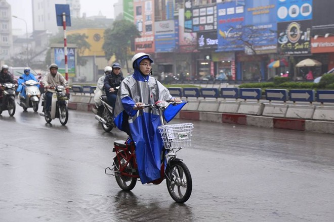 Trời mưa to sẽ khiến cho nhiều người ngại ra ngoài đường vì rất dễ gặp rắc rối, nhất là bạn sử dụng xe đạp điện.