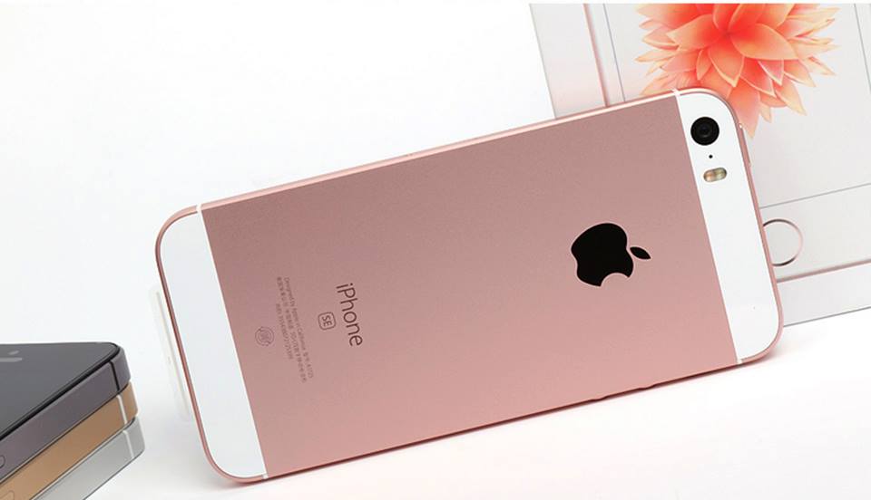 Logo trái táo trên iPhone SE xịn (trên cùng) sẽ có phần gờ mỏng, do Apple đặt hẳn một miếng kim loại lót dưới và cắt lớp vỏ ở trên. Còn vỏ độ là khắc lên.