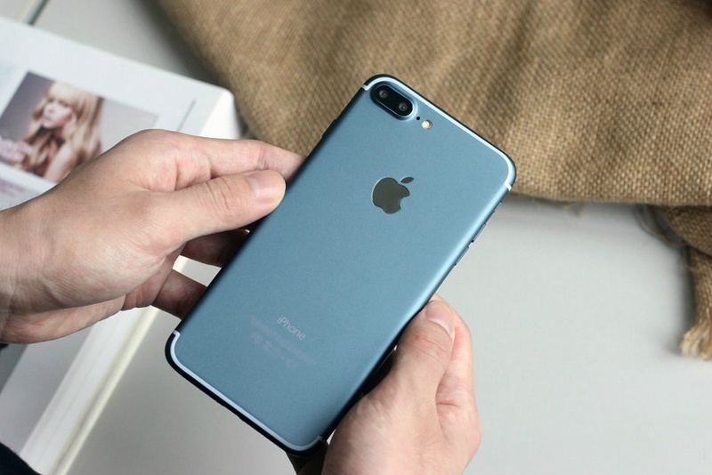 Một tài khoản Twitter chuyên rò rỉ các hình ảnh sản phẩm công nghệ vừa hé lộ những hình ảnh chi tiết về mẫu màu mới của iPhone 7 Plus (hoặc Pro).
