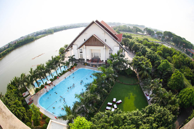 Sông Hồng Resort.