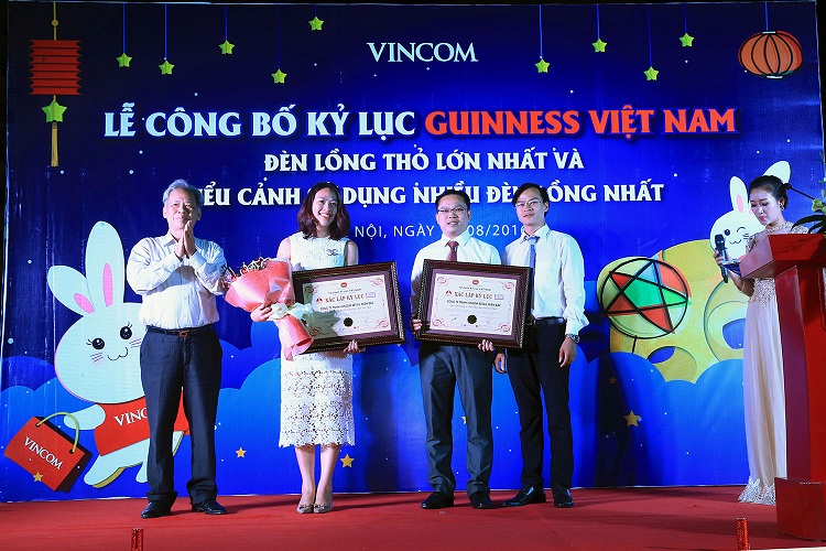 Đại diện kỷ lục gia Guinness trao giấy Chứng nhận xác lập kỷ lục cho Đại diện Vincom.