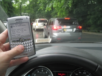 Sử dụng điện thoại khi lái xe - Những thói quen xấu nguy hiểm khi ngồi sau vô lăng.
