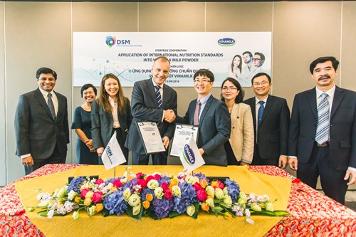 Công ty cổ phần Sữa Việt Nam ký kết hợp tác chiến lược với Tập đoàn DSM - Thụy Sĩ. 
