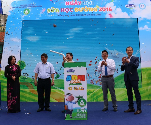 Các đại biểu thực hiện nghi thức cắm ống hút vào hộp sữa khởi động chương trình Sữa học đường Quốc gia tại tỉnh Đồng Nai.
