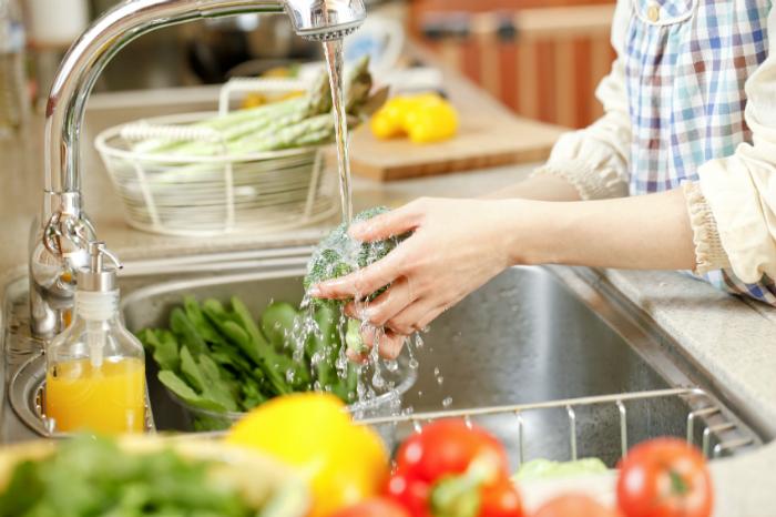 Cần rửa rau xanh sạch trước khi cho vào tủ lạnh.