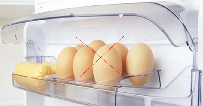 Không nên để trứng ở cánh cửa tủ lạnh.