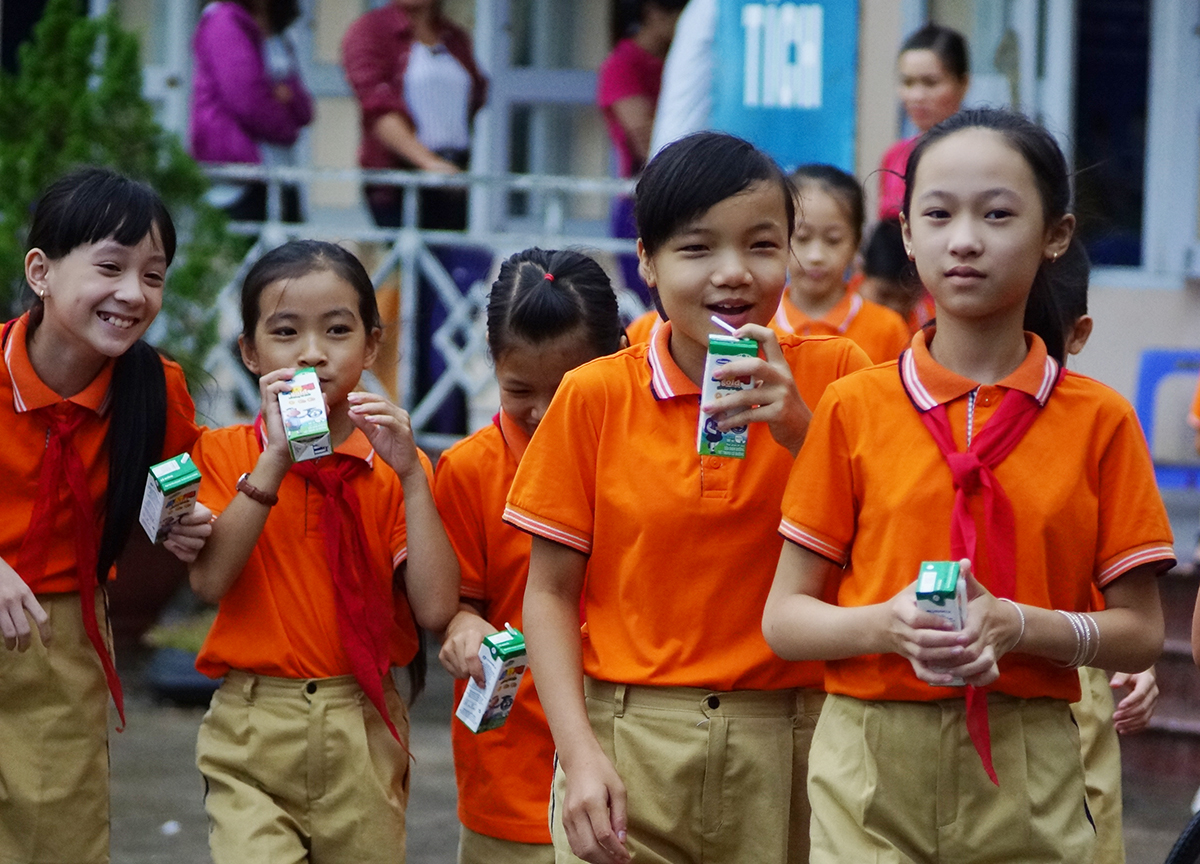Niềm vui uống sữa của học sinh trường Tràng Đà, Tuyên Quang trong ngày hội sữa học đường do Vinamilk tổ chức.