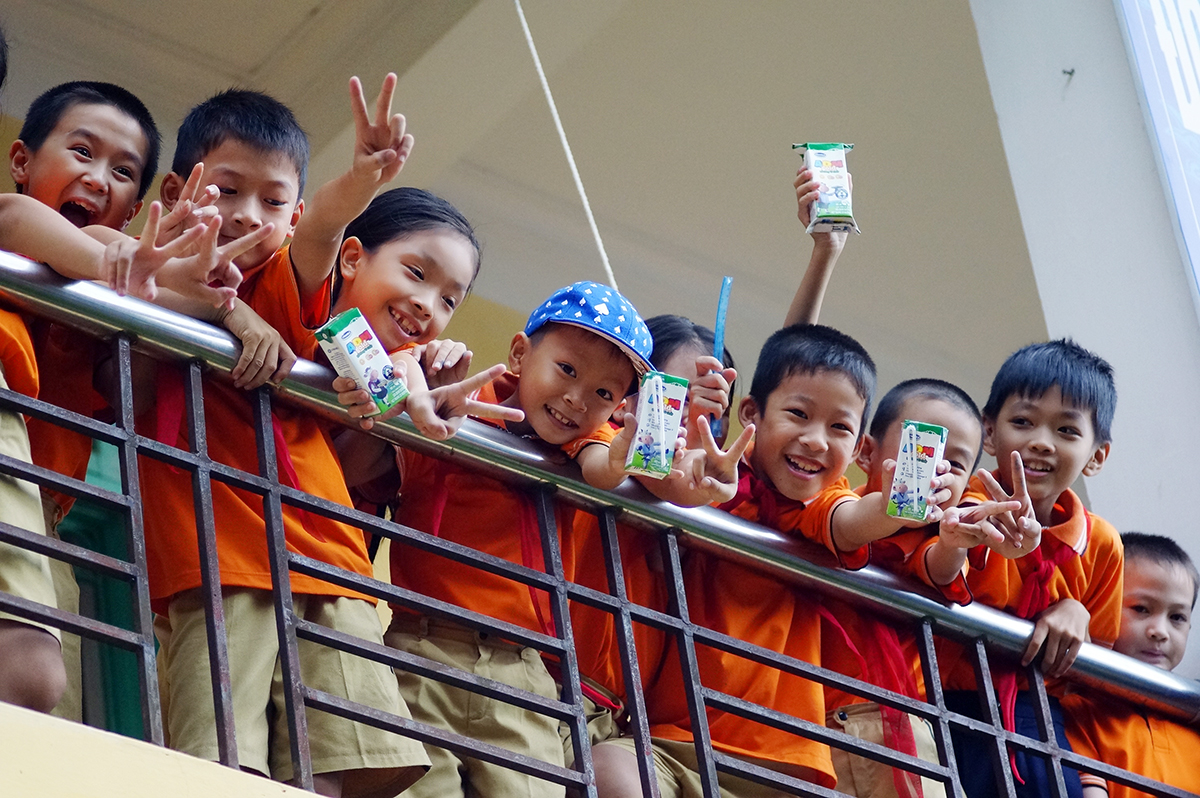 Vinamilk với gần 10 năm tiên phong đi đầu thực hiện chương trình sữa học đường ở các địa phương trên cả nước, nhằm đem đến các sản phẩm sữa dinh dưỡng chất lượng quốc tế cho các em học sinh trên mọi miền đất nước, giúp các em được phát triển toàn diện cả về thể chất và trí lực, vì một Việt Nam Vươn Cao.