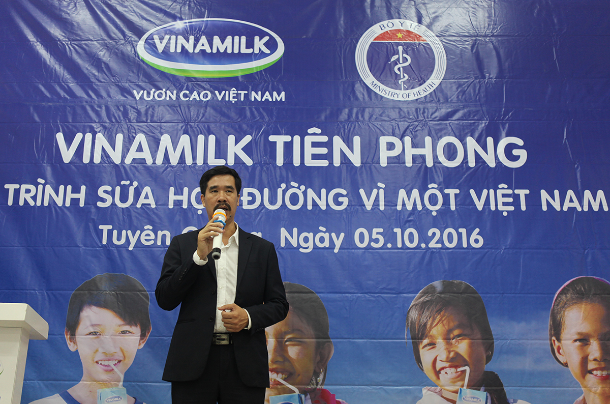 Ông Nguyễn Quốc Khánh – Giám Đốc Điều hành Vinamilk chia sẻ kinh nghiệm gần 10 năm tiên phong triển khai thực hiện chương trình Sữa học đường tại ngày hộị sữa học đường ở Tuyên Quang.