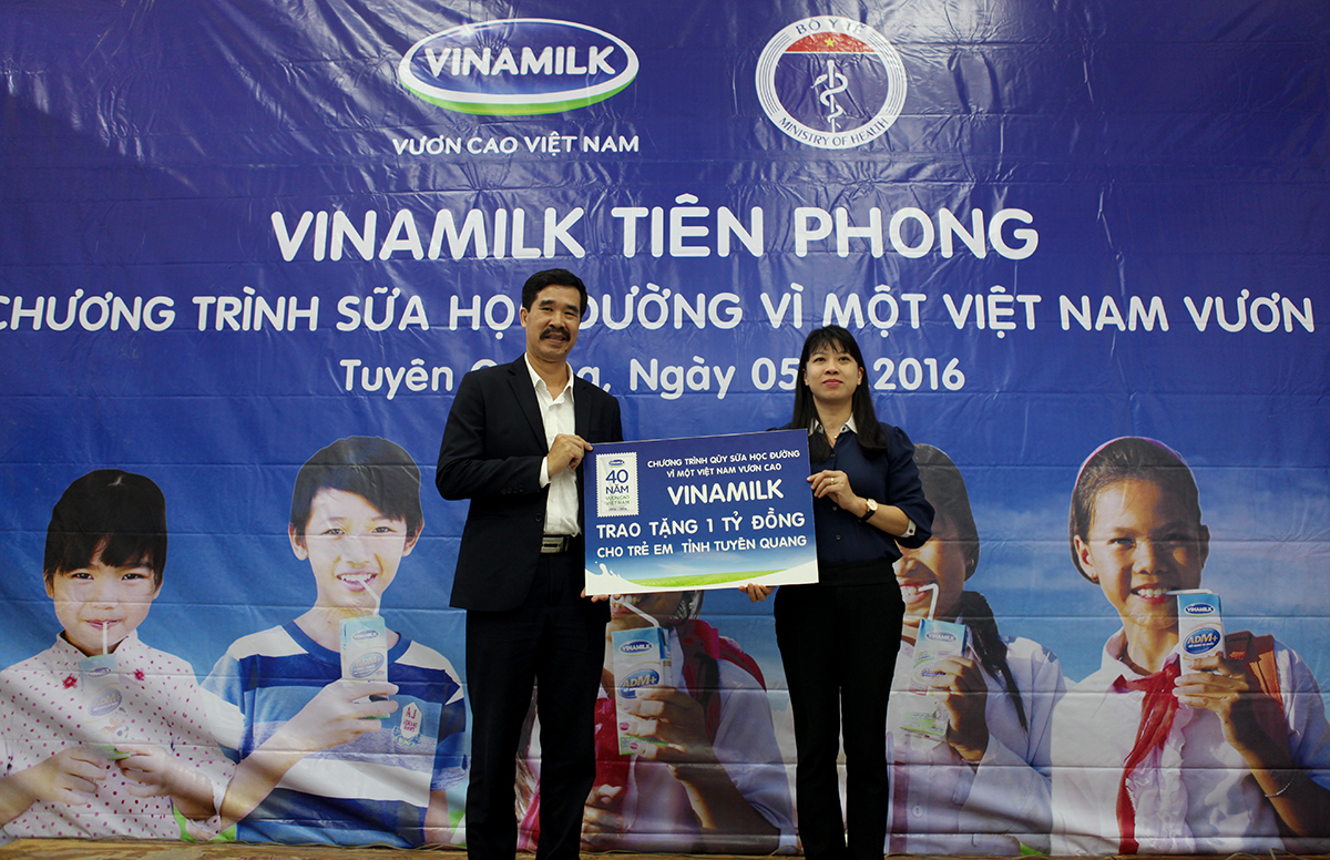 Ông Nguyễn Quốc Khánh – Giám Đốc Điều hành Vinamilk trao tặng bảng tượng trưng 1 tỷ đồng đến trẻ em tỉnh Tuyên Quang cho đại diện của tỉnh tại ngày hội sữa học đường.
