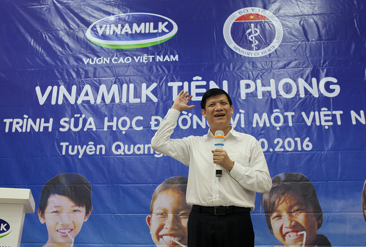 GS.TS Nguyễn Thanh Long- Thứ trưởng Bộ Y tế giao lưu cùng các em học sinh trường tiểu học Tràng Đà, Tuyên Quang lễ phát động chương trình sữa học đường năm 2016.