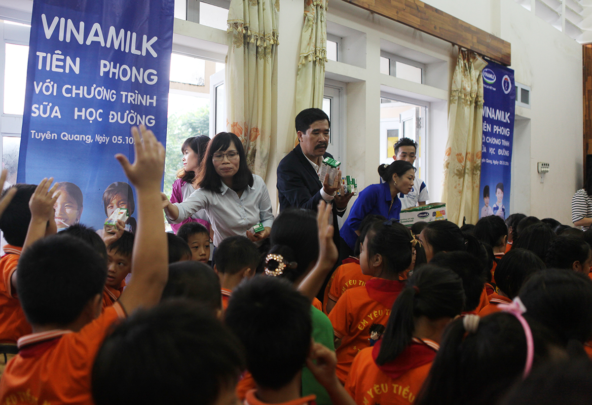 Ông Nguyễn Quốc Khánh – Giám đốc Điều hành Vinamilk trao tặng sữa trực tiếp cho các em học sinh tỉnh Tuyên Quang.